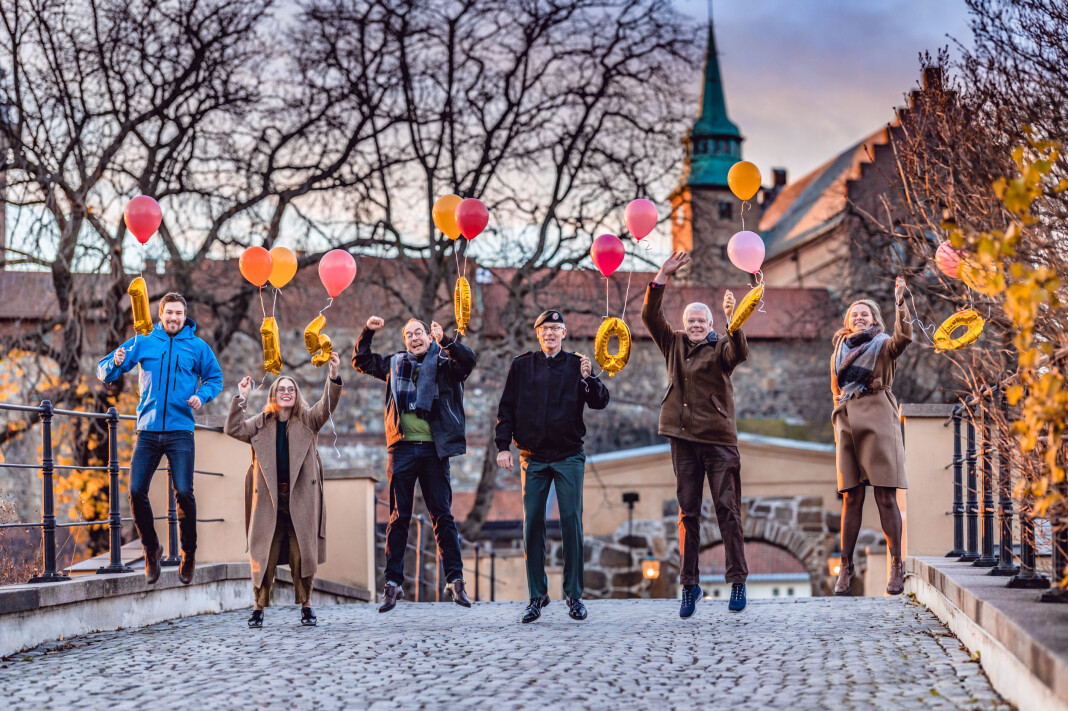 I Forsvarets forum er de hoppende glade. Fra venstre journalist Svein Arstad, utviklingsredaktør Silje Kampesæter, ansvarlig redaktør Stian Eisenträger, ansvarlig utgiver Arne Opperud (FFT), avtroppende redaktør Erling Eikli og journalist Andrea Rognstrand. I Forsvarets forum er de hoppende glade. Fra venstre journalist Svein Arstad, utviklingsredaktør Silje Kampesæter, ansvarlig redaktør Stian Eisenträger, ansvarlig utgiver Arne Opperud (FFT), avtroppende redaktør Erling Eikli og journalist Andrea Rognstrand.
