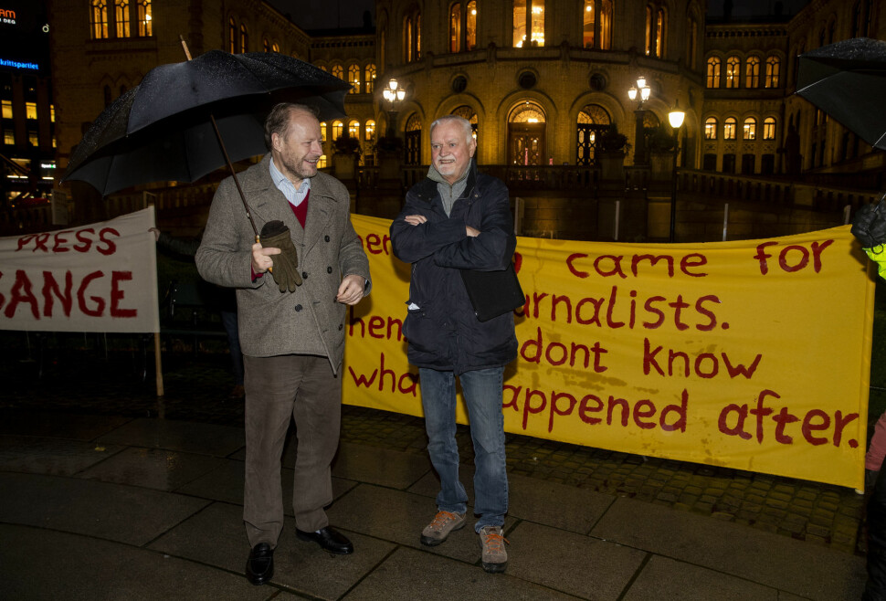 Demonstrasjon for Julian Assange på Eidsvolls plass, foran Stortinget i november. Blant talerne var Rune Ottosen fra Norsk PEN (t.h.) og jusprofessor Mads Andenæs.