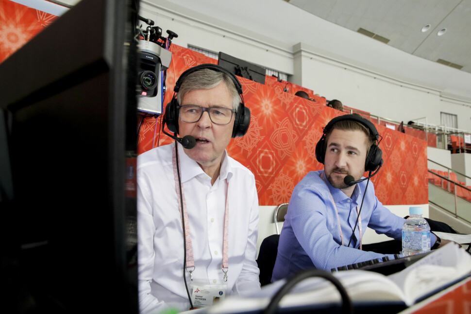 TV3-kommentatorene Daniel Høglund (til høyre) og Gunnar Pettersen i Aqua Dome i Kumamoto, Japan for et år siden. EM kommenterer duoen fra Oslo.