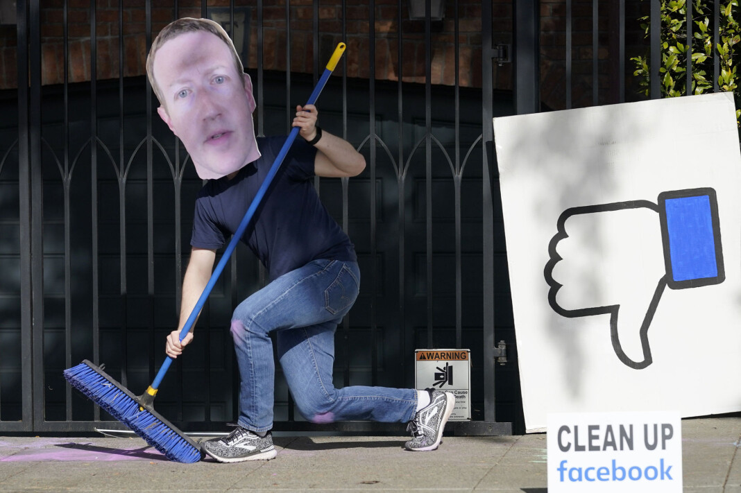 En mann utkledd som Facebook-topp Mark Zuckerberg i en demonstrasjon mot at Facebook brukes i spredningen av feilinformasjon. En mann utkledd som Facebook-topp Mark Zuckerberg i en demonstrasjon mot at Facebook brukes i spredningen av feilinformasjon.