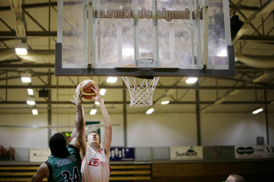 TV 2 skal sende norsk basketball fra 2021/22-sesongen. Bildet er fra en seriekamp i 2009. TV 2 skal sende norsk basketball fra 2021/22-sesongen. Bildet er fra en seriekamp i 2009.