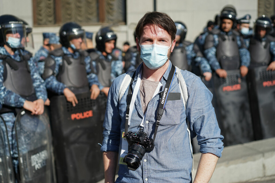 Morten Risberg under en demonstrasjon på frihetsplassen i Jerevan, to dager etter offentliggjøringen av våpenhvileavtalen.