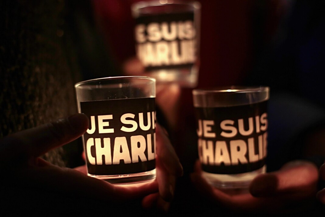 Den 7. januar i 2015 angrep væpnede muslimske ekstremister redaksjonslokalene til Charlie Hebdo i Paris. Sjefredaktør Stéphane Charbonnier og de profilerte karikaturtegnerne og politiske satirikerne Georges Wolinski, Jean Cabut og Bernard Verlhac ble drept. Den 7. januar i 2015 angrep væpnede muslimske ekstremister redaksjonslokalene til Charlie Hebdo i Paris. Sjefredaktør Stéphane Charbonnier og de profilerte karikaturtegnerne og politiske satirikerne Georges Wolinski, Jean Cabut og Bernard Verlhac ble drept.