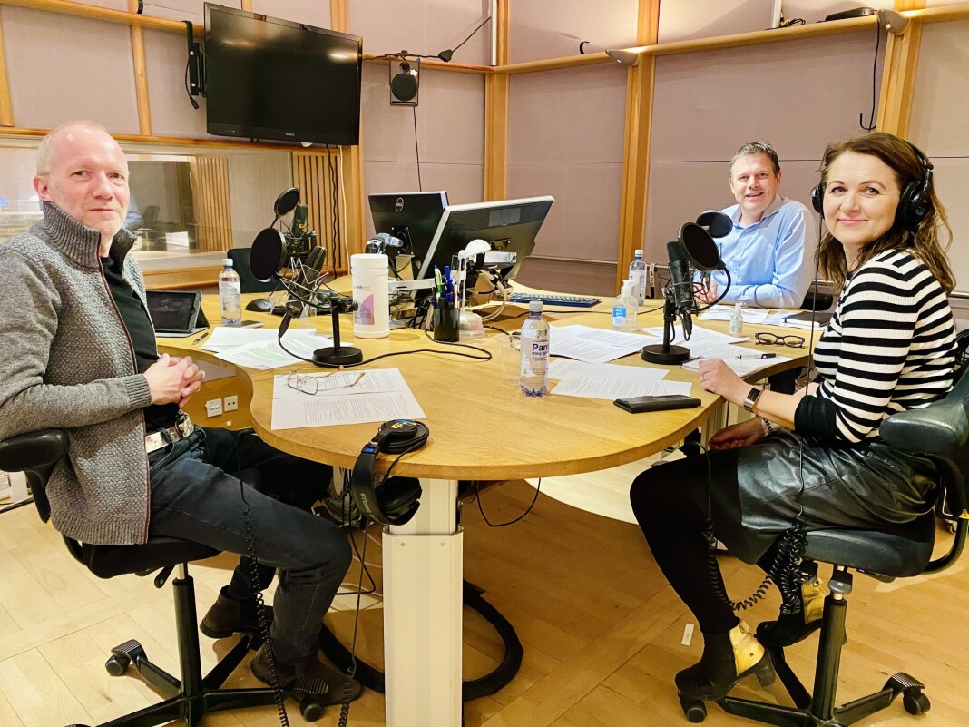 På plass i NRKs studio: Arne Jensen, Fred C. Gjestad og Reidun K. Nybø. På plass i NRKs studio: Arne Jensen, Fred C. Gjestad og Reidun K. Nybø.