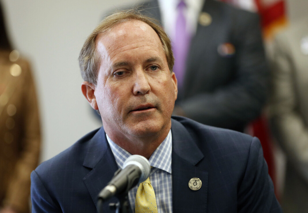 Texas og riksadvokat Ken Paxton leder an et søksmål mot Google, som de mener hemmer konkurransen. Åtte andre delstater er med på søksmålet. Texas og riksadvokat Ken Paxton leder an et søksmål mot Google, som de mener hemmer konkurransen. Åtte andre delstater er med på søksmålet.