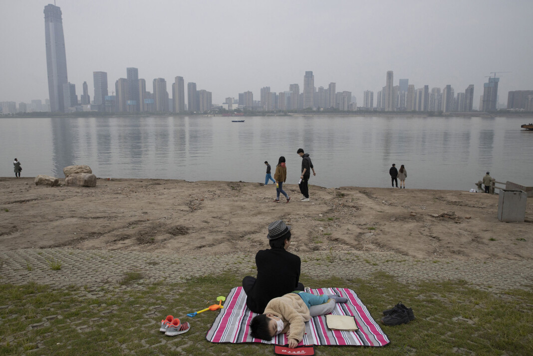 Folk lekte og slappet av ved breddene av Yangtze-elva i Wuhan i april. Byen var episenter for koronaviruset i februar, og flere borgerjournalister er fengslet for å ha rapportert fra byen i pandemiens tidligste dager. Folk lekte og slappet av ved breddene av Yangtze-elva i Wuhan i april. Byen var episenter for koronaviruset i februar, og flere borgerjournalister er fengslet for å ha rapportert fra byen i pandemiens tidligste dager.