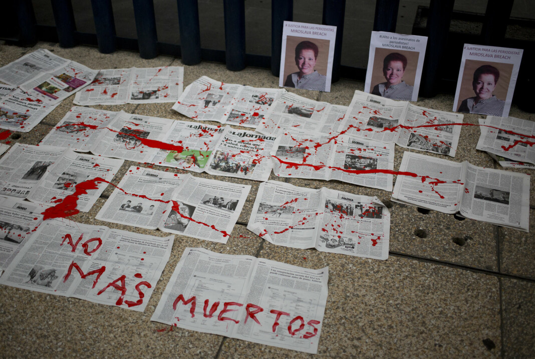 Budskapet «ingen flere dødsfall» står skrevet ut på aviser som er plassert foran bildene av den drepte mexicanske journalisten Miroslava Breach.