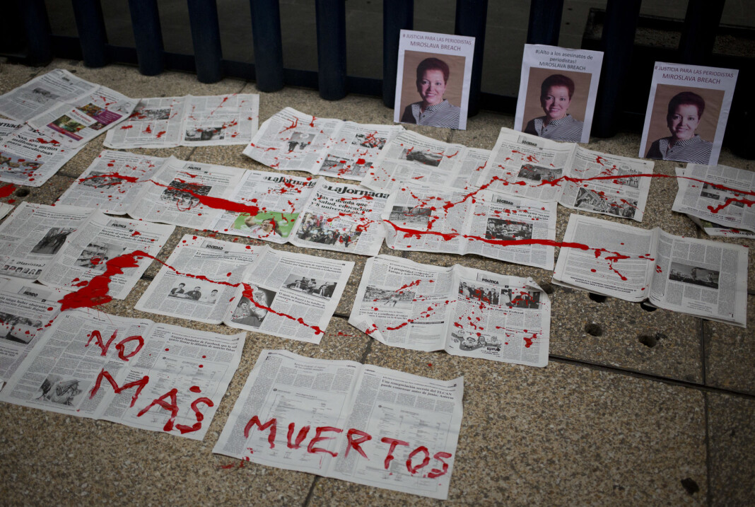 Budskapet «ingen flere dødsfall» står skrevet ut på aviser som er plassert foran bildene av den drepte mexicanske journalisten Miroslava Breach. Budskapet «ingen flere dødsfall» står skrevet ut på aviser som er plassert foran bildene av den drepte mexicanske journalisten Miroslava Breach.