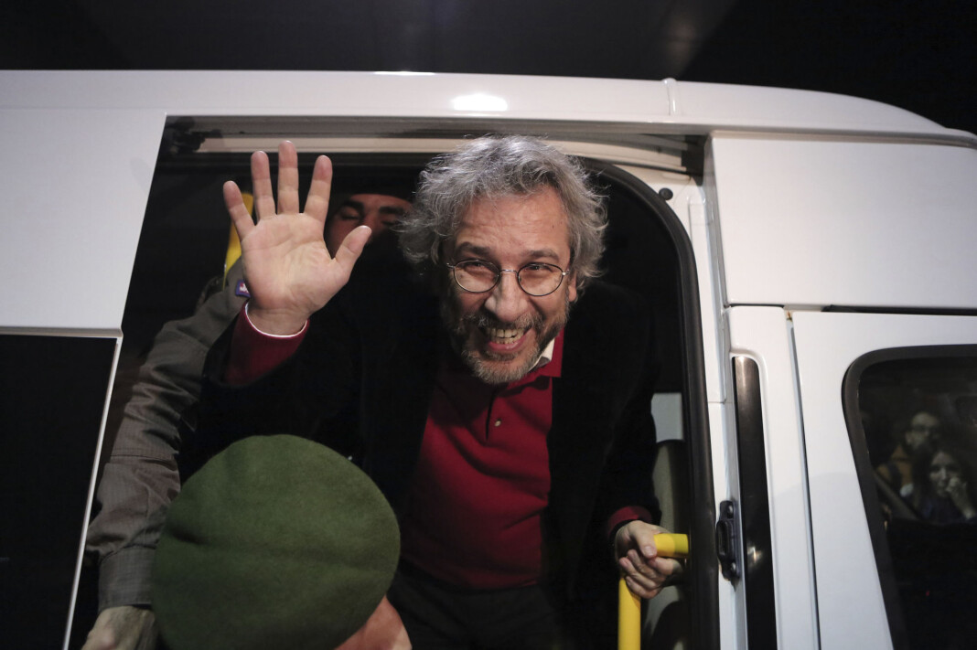 Den tidligere sjefredaktøren i den tyrkiske avisen Cumhuriyet, Can Dündar, flyktet til Tyskland i 2016. En tyrkisk domstol dømte ham lille julaften til 27 års fengsel og krever ham utlevert. Den tidligere sjefredaktøren i den tyrkiske avisen Cumhuriyet, Can Dündar, flyktet til Tyskland i 2016. En tyrkisk domstol dømte ham lille julaften til 27 års fengsel og krever ham utlevert.