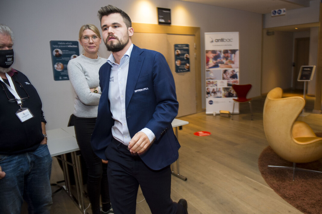 Magnus Carlsen, her under Norway Chess i Stavanger, har reklame for et utenlandsk spillselskap bak seg under romjulsturneringen som sendes på NRK. Magnus Carlsen, her under Norway Chess i Stavanger, har reklame for et utenlandsk spillselskap bak seg under romjulsturneringen som sendes på NRK.