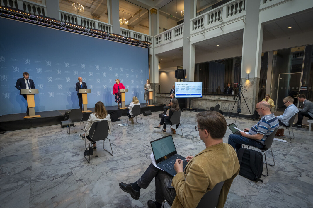 Journalister måtte bruke mye av arbeidstiden i fjor på å dekke koronapandemien i 2020. Ikke alle er like fornøyd med mediedekningen. Journalister måtte bruke mye av arbeidstiden i fjor på å dekke koronapandemien i 2020. Ikke alle er like fornøyd med mediedekningen.