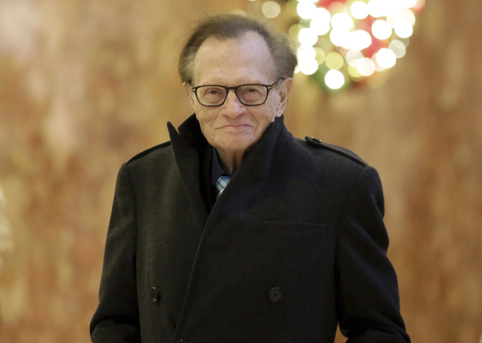 Larry King, her på Emmy-prisutdelingen i New York i 2017, er innlagt på sykehus etter å ha blitt koronasmittet. Larry King, her på Emmy-prisutdelingen i New York i 2017, er innlagt på sykehus etter å ha blitt koronasmittet.