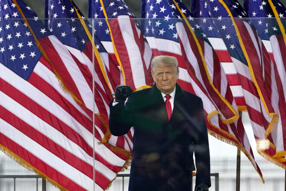 De store sosiale medier-selskapene har utestengt Donald Trump etter opptøyene i Washington DC. De store sosiale medier-selskapene har utestengt Donald Trump etter opptøyene i Washington DC.