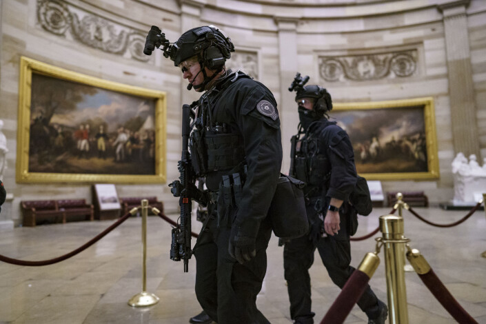 Medlemmer av amerikanske etterretningsstyrker i kongressbygningen. Medlemmer av amerikanske etterretningsstyrker i kongressbygningen.