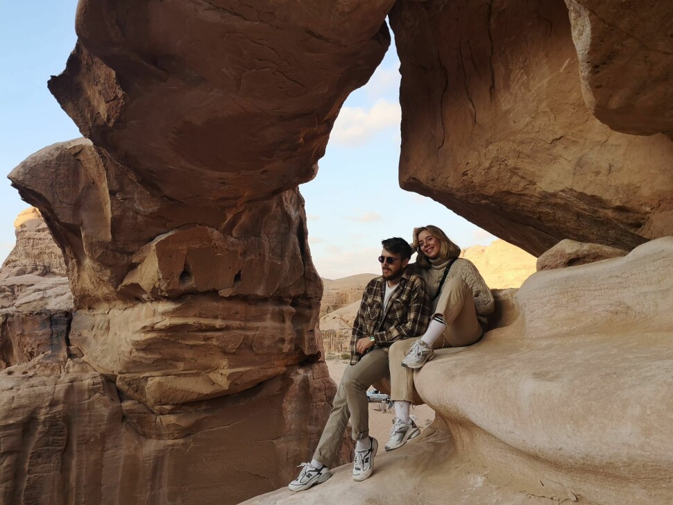 Kyrre Lien og samboer Benedicte Tobiassen i ørkenen i Jordan. Paret bodde i hovedstaden Amman høsten 2018.
