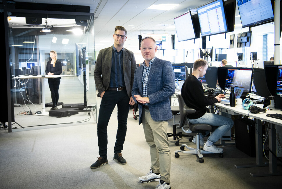 TV-direktør Mads A. Andersens og redaksjonssjef Bjørn Carlsen på TV-desken i Dagbladet.