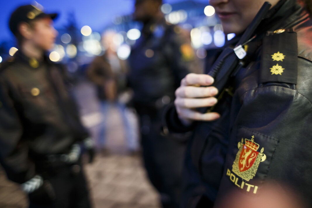 En dom i Borgarting lagmannsrett slår fast at politiet må finne seg i å bli avfotografert og filmet når de er på jobb, og finne seg i at dette blir delt på sosiale medier. En dom i Borgarting lagmannsrett slår fast at politiet må finne seg i å bli avfotografert og filmet når de er på jobb, og finne seg i at dette blir delt på sosiale medier.