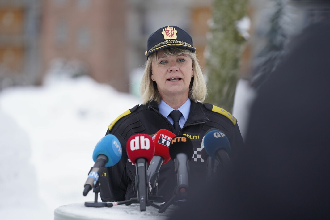 Det var et stort presseoppbud på politiets oppdateringer i Gjerdrum. Her ser man mikrofonen til blant annet Göteborgs-Posten foran politimester i Øst politidistrikt Ida Melbo Øystese.