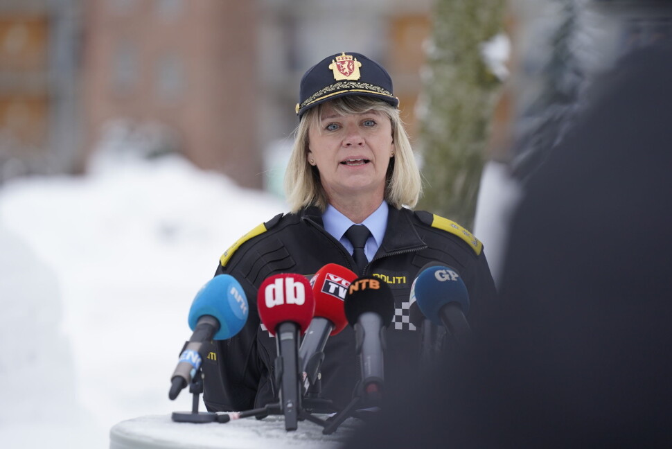 Det var et stort presseoppbud på politiets oppdateringer i Gjerdrum. Her ser man mikrofonen til blant annet Göteborgs-Posten foran politimester i Øst politidistrikt Ida Melbo Øystese. Det var et stort presseoppbud på politiets oppdateringer i Gjerdrum. Her ser man mikrofonen til blant annet Göteborgs-Posten foran politimester i Øst politidistrikt Ida Melbo Øystese.