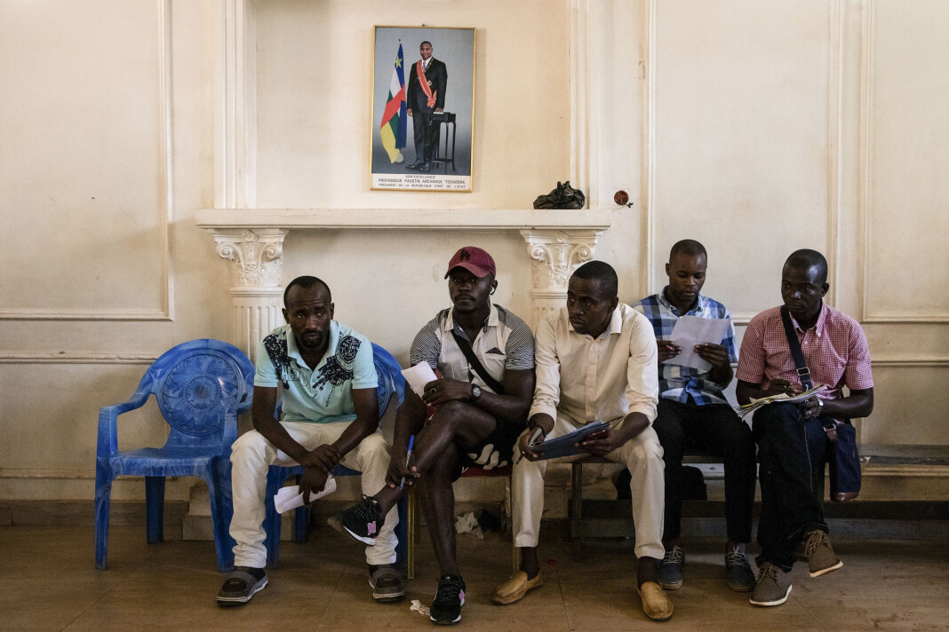Det ble avholdt valg i Den sentralafrikanske republikk i romjula. Landet står midt i en humanitær krise som ifølge Care er en av verdens mest underrapporterte. Her sitter velgere under et portrett av president Faustin-Archange Touadera i et valglokale i hovedstaden Bangui. Det ble avholdt valg i Den sentralafrikanske republikk i romjula. Landet står midt i en humanitær krise som ifølge Care er en av verdens mest underrapporterte. Her sitter velgere under et portrett av president Faustin-Archange Touadera i et valglokale i hovedstaden Bangui.