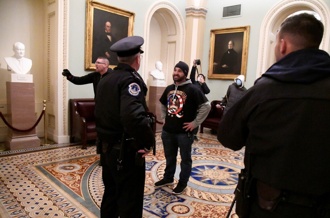 Etter de voldelige handlingene i Washington, har Twitter valgt å stenge kontoer knyttet til Qanon-bevegelsen. Etter de voldelige handlingene i Washington, har Twitter valgt å stenge kontoer knyttet til Qanon-bevegelsen.