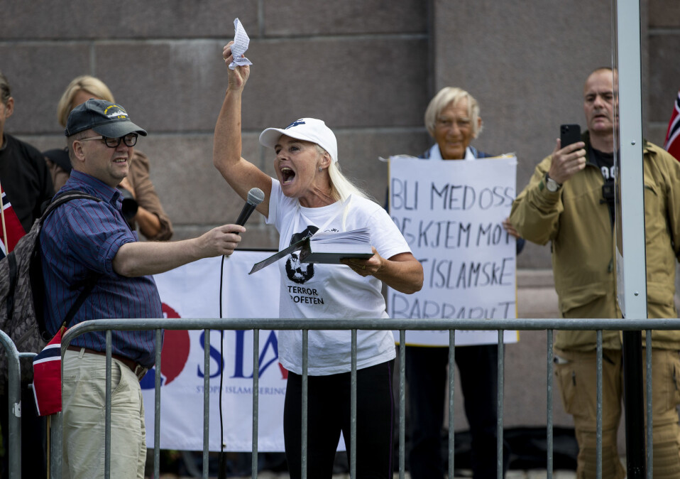 Fanny Bråten skjelte ut TV 2s Kadafi Zaman under SIANs «krenkefest» og markering på Eidsvolls plass foran Stortinget. Fanny Bråten skjelte ut TV 2s Kadafi Zaman under SIANs «krenkefest» og markering på Eidsvolls plass foran Stortinget.
