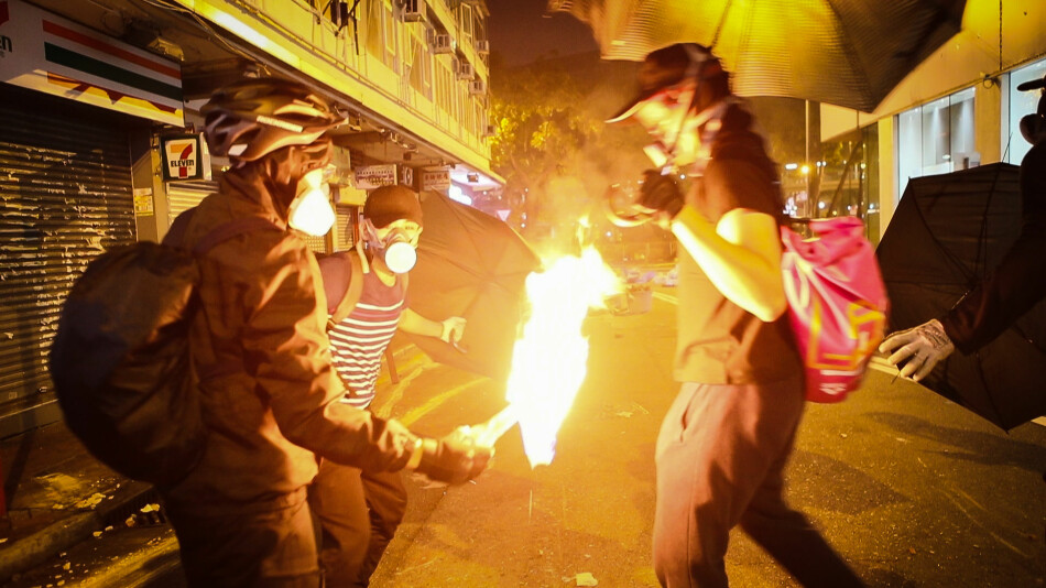 Demonstrantene aksjonerte blant annet med brannbomber. – Mange risikerte framtida si, sier Hammer.