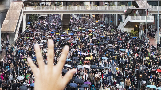 Det anslås at det ved noen anledninger var nesten to millioner mennesker i gatene i Hongkong. Det anslås at det ved noen anledninger var nesten to millioner mennesker i gatene i Hongkong.