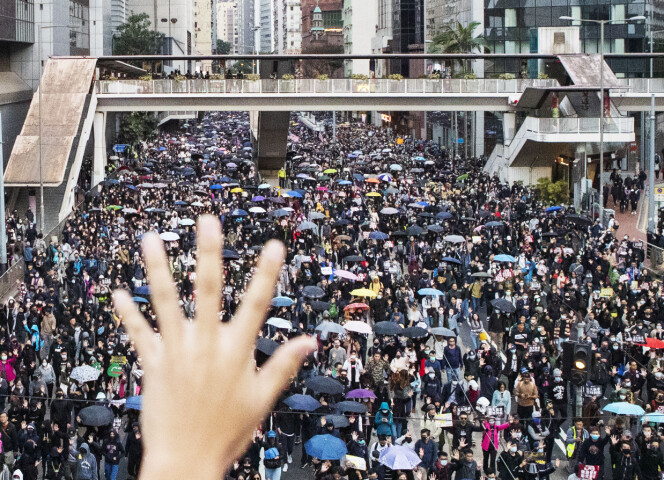 Det anslås at det ved noen anledninger var nesten to millioner mennesker i gatene i Hongkong.