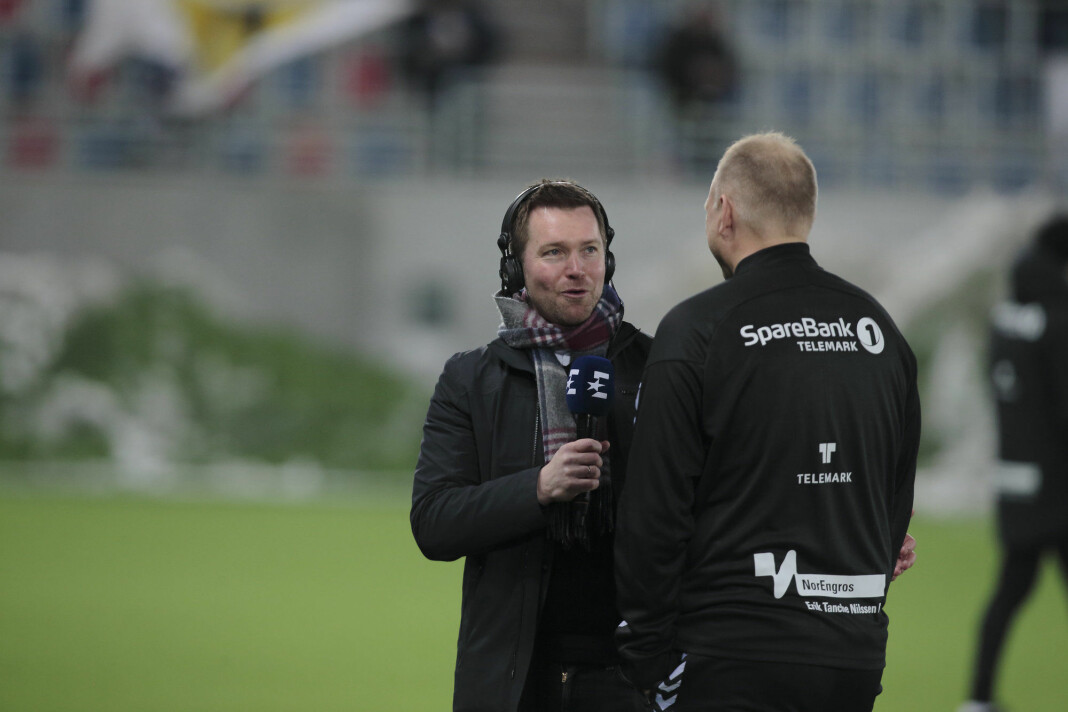 Kristian Oma presser på for å bedre bildekvaliteten fra håndball-VM. Her under et intervju med Dag-Eilev Fagermo.