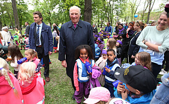 Kong Harald får mange spørsmål av barnehagebarn under åpningen av Prinsesse Ingrid Alexandras Skulpturpark. Kong Harald får mange spørsmål av barnehagebarn under åpningen av Prinsesse Ingrid Alexandras Skulpturpark.