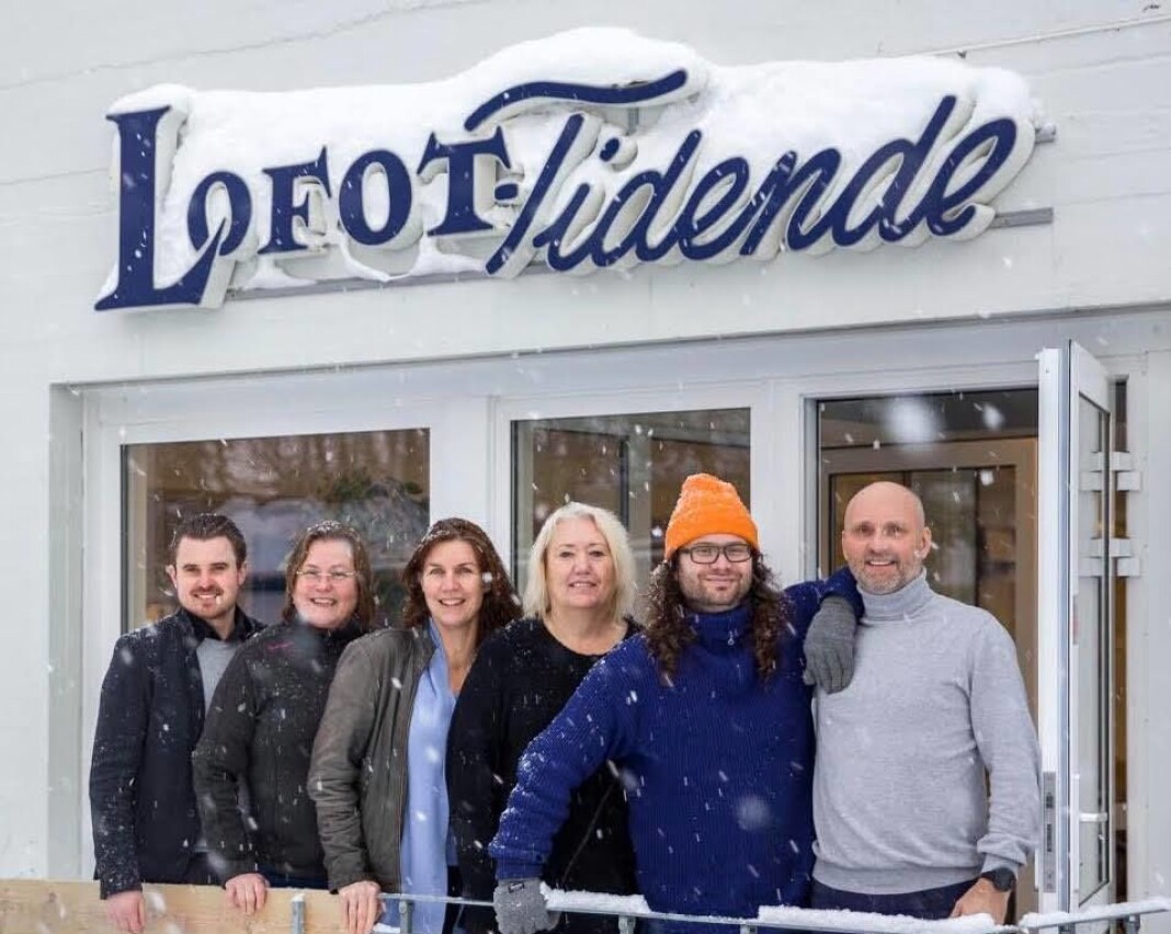 Lofot-Tidende-redaksjonen, med f.v. redaktør Kent Roar Nybø, journalist Karin P. Skarby, Karianne Laagstein, grafiker Lill Reidun Friksen, Bjarne Benjaminsen og abonnements- og salgsansvarlige Sven-Erik Kristiansen. Journalistene Gøran Gimsøy og Anci Tinde var ikke tilstede. Lofot-Tidende-redaksjonen, med f.v. redaktør Kent Roar Nybø, journalist Karin P. Skarby, Karianne Laagstein, grafiker Lill Reidun Friksen, Bjarne Benjaminsen og abonnements- og salgsansvarlige Sven-Erik Kristiansen. Journalistene Gøran Gimsøy og Anci Tinde var ikke tilstede.