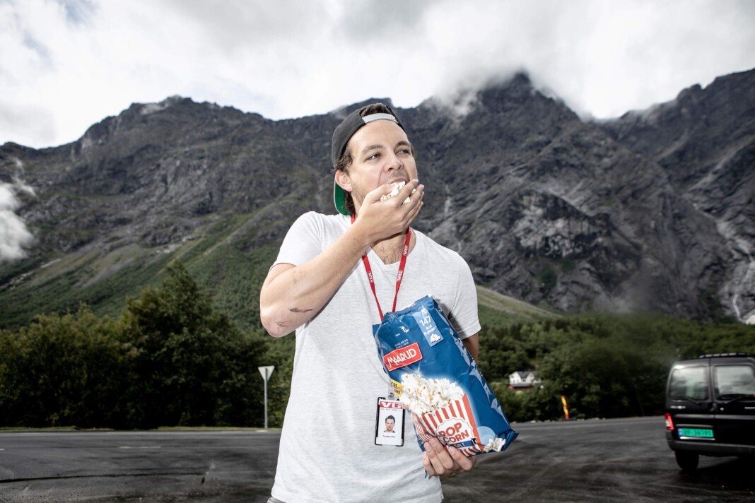 Nyansatt multimedial fotojournalist i NTB, Torstein Bøe, her mens han jobba i VG. – Det ble en tradisjon for at jeg kjøpe popcorn mens jeg satt å ventet på Mannen, forteller han. Nyansatt multimedial fotojournalist i NTB, Torstein Bøe, her mens han jobba i VG. – Det ble en tradisjon for at jeg kjøpe popcorn mens jeg satt å ventet på Mannen, forteller han.