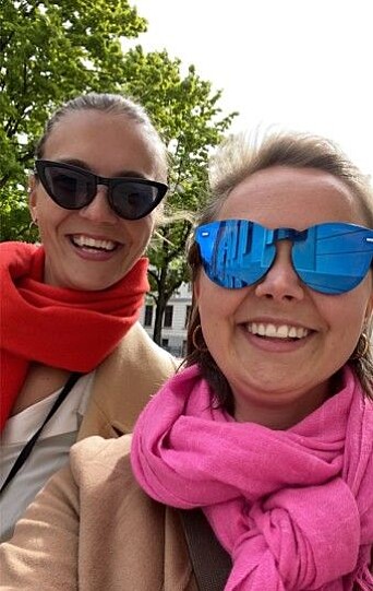 Louise Thommessen (t.v.) og Andrea Rognstrand (t.h) etter en av mange lange arbeidsdager på kontoret. Louise Thommessen (t.v.) og Andrea Rognstrand (t.h) etter en av mange lange arbeidsdager på kontoret.