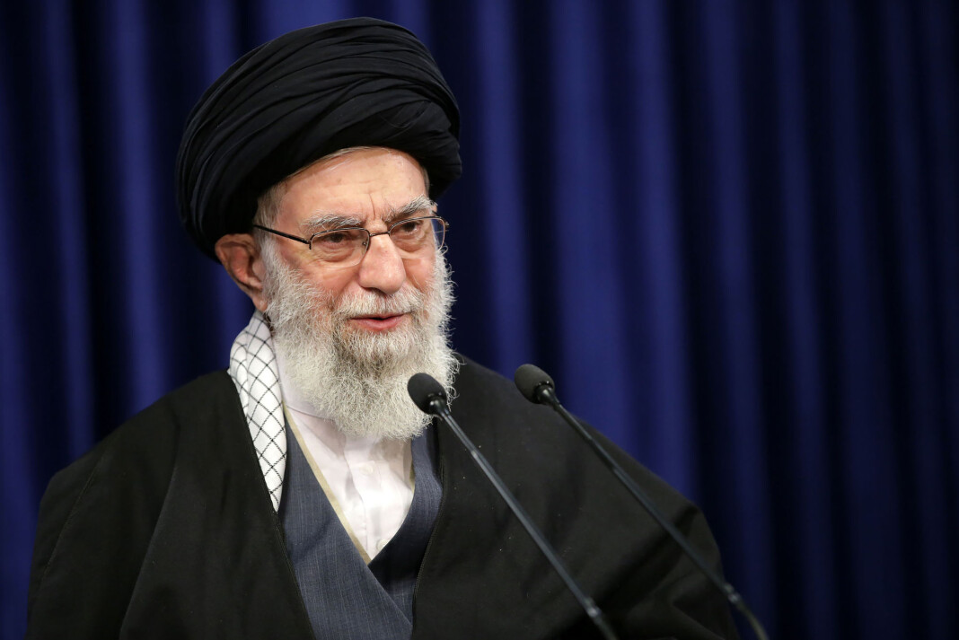 Irans øverste leder Ali Khamenei er kastet ut av Twitter etter å ha truet tidligere president Donald Trump med hevn for likvideringen av den iranske generalen Qasem Soleimani i fjor. Irans øverste leder Ali Khamenei er kastet ut av Twitter etter å ha truet tidligere president Donald Trump med hevn for likvideringen av den iranske generalen Qasem Soleimani i fjor.