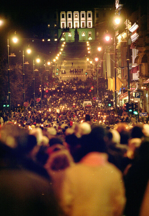 Mer enn 40.000 mennesker deltok i fakkeltog i Oslo torsdag til minne om Benjamin Hermansen. Mer enn 40.000 mennesker deltok i fakkeltog i Oslo torsdag til minne om Benjamin Hermansen.