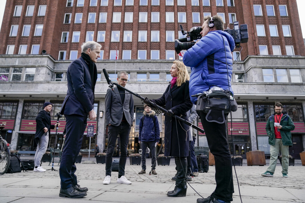 Ap-leder leder Jonas Gahr Støre intervjues av TV 2-reporter Elin Sørsdal