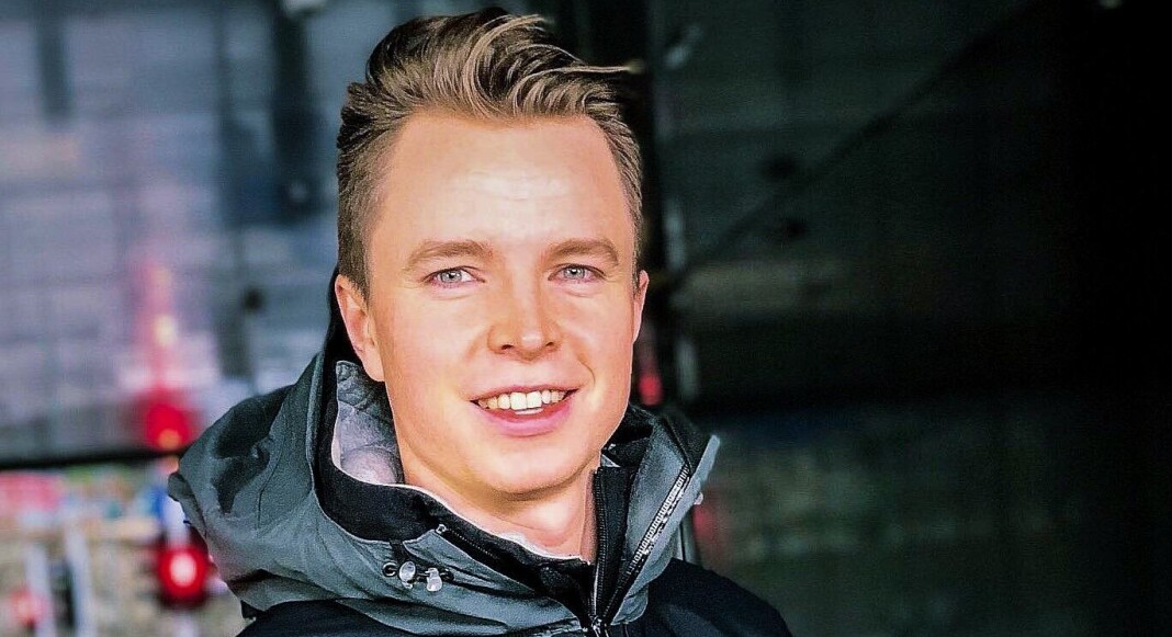 Erlend Vikene har en bachelor i TV-teknikk med spesialisering i videojournalistikk. Erlend Vikene har en bachelor i TV-teknikk med spesialisering i videojournalistikk.