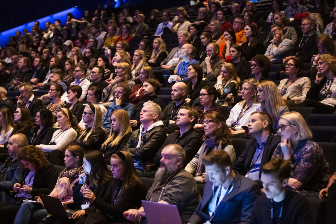 Mange konferanser hadde et ønske om å komme sterkere tilbake i 2021, men heller ikke i år blir det mange muligheter til å sitte så tett som publikum gjør her – på Skup-konferansen 2019 i Tønsberg. Mange konferanser hadde et ønske om å komme sterkere tilbake i 2021, men heller ikke i år blir det mange muligheter til å sitte så tett som publikum gjør her – på Skup-konferansen 2019 i Tønsberg.