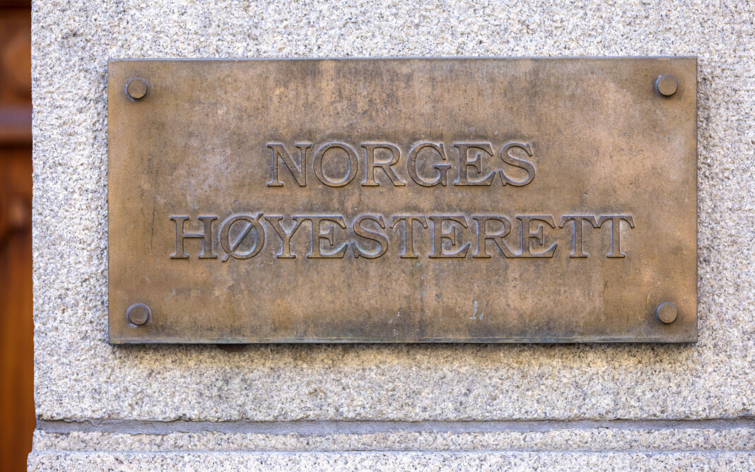 Det er vanligvis ikke tillatt med overføring fra norske rettsforhandlinger, men Høyesterett påpeker at det i denne saken foreligger særlige grunner til å gå vekk fra forbudet. Det er vanligvis ikke tillatt med overføring fra norske rettsforhandlinger, men Høyesterett påpeker at det i denne saken foreligger særlige grunner til å gå vekk fra forbudet.