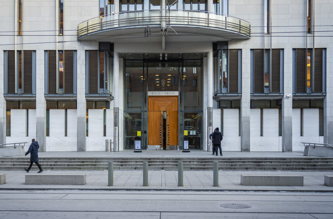 Mens dommerne i Oslo tingrett ville legge totalt referatforbud over en grov voldtektssak som startet tirsdag, konkluderte en enstemmig lagmannsrett med å oppheve referatforbudet. Mens dommerne i Oslo tingrett ville legge totalt referatforbud over en grov voldtektssak som startet tirsdag, konkluderte en enstemmig lagmannsrett med å oppheve referatforbudet.
