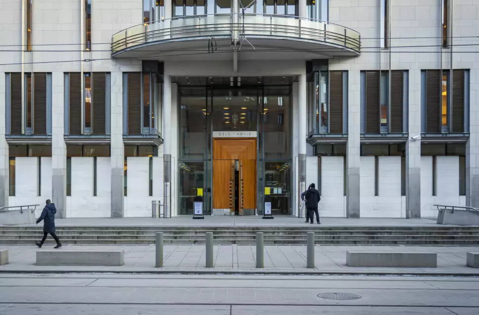 Mens dommerne i Oslo tingrett ville legge totalt referatforbud over en grov voldtektssak som startet tirsdag, konkluderte en enstemmig lagmannsrett med å oppheve referatforbudet.