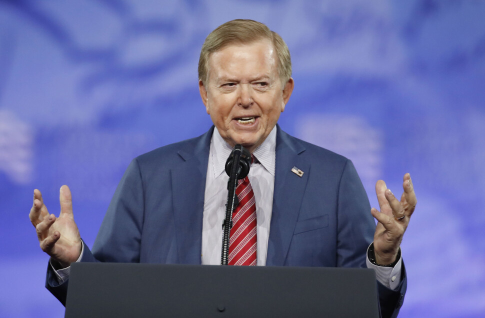 Lou Dobbs, her på en konferanse for et konservativt forum i 2017. Hans populære prateprogram Lou Dobbs Tonight på Fox News er kansellert.