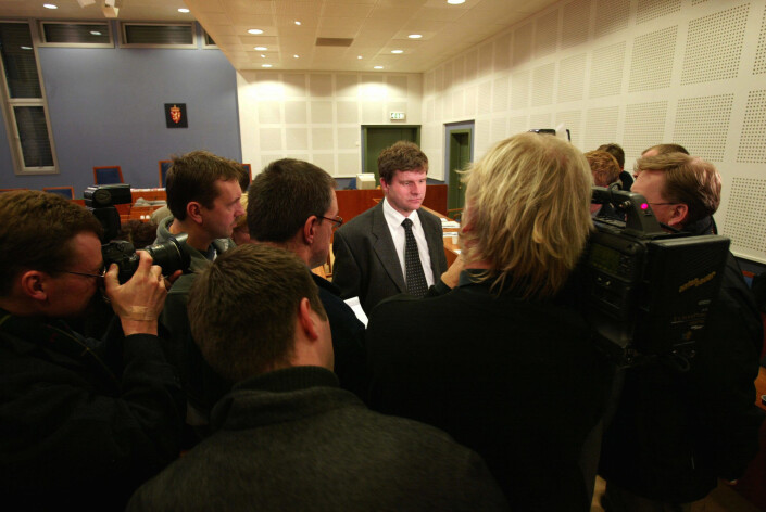 Advokat Tore H. Pettersen, som var Viggo Kristiansens forsvarer i ankesaken i 2002, blir her omkranset av journalister. Advokat Tore H. Pettersen, som var Viggo Kristiansens forsvarer i ankesaken i 2002, blir her omkranset av journalister.