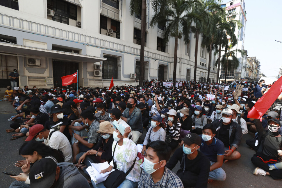 Protestene mot militærkuppet i Myanmar fortsatte mandag i flere av landets største byer, som her utenfor rådhuset i Yangoon. Protestene mot militærkuppet i Myanmar fortsatte mandag i flere av landets største byer, som her utenfor rådhuset i Yangoon.