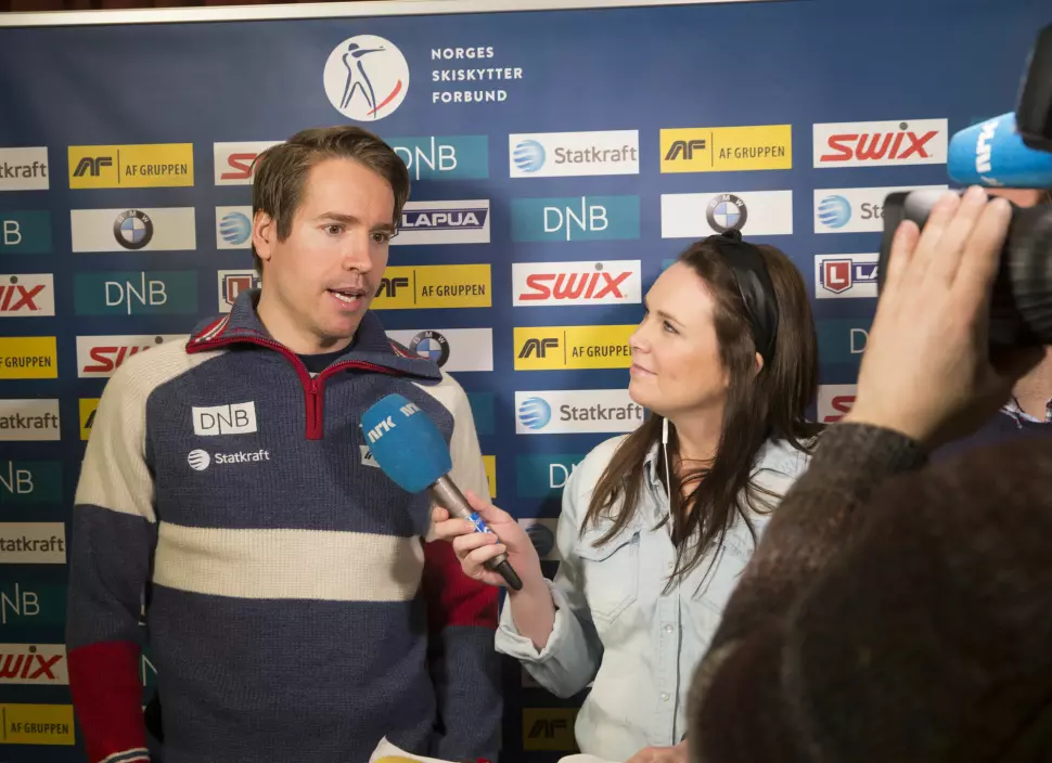 Under skiskytter-VM i 2016 var Emil Hegle Svendsen utøver. I år er han ekspertkommentator sammen med NRKs Ida Nysæter Rasch, men det blir fra studio på Marienlyst.