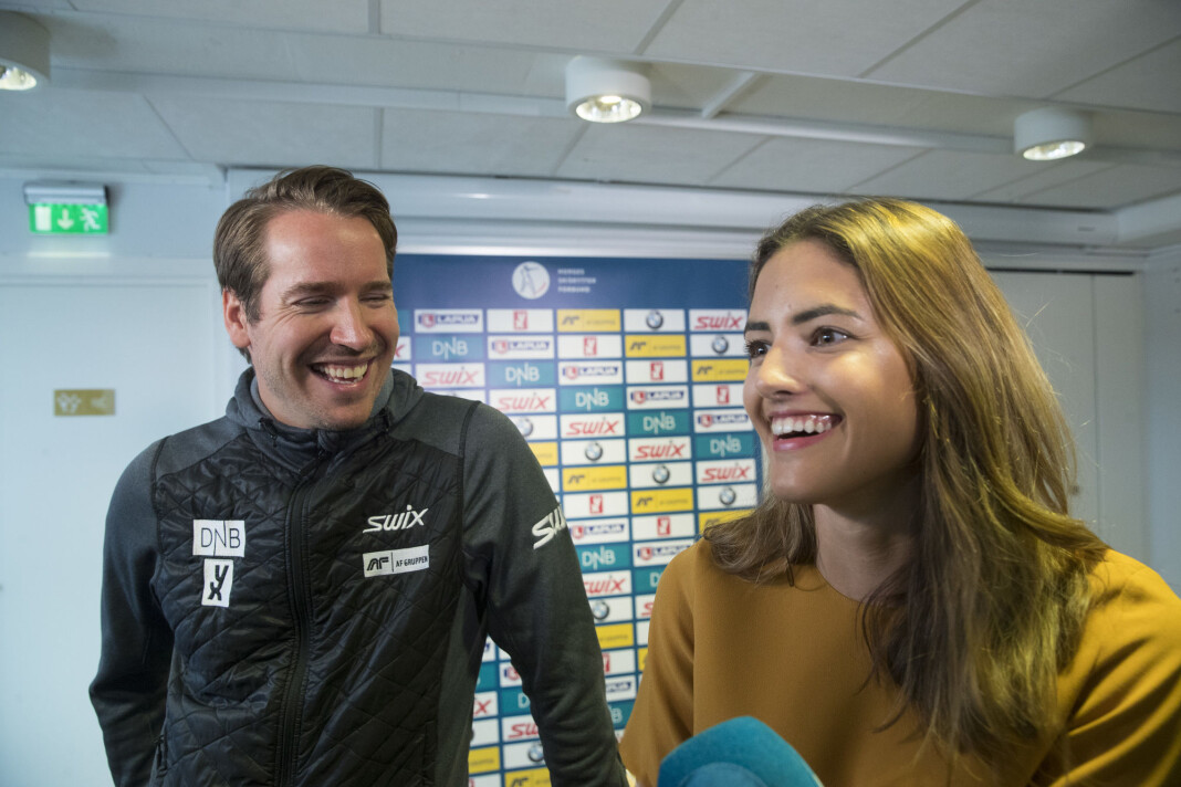Samantha Skogrand går til NRK-sporten, og blir kollega med forloveden Emil Hegle Svendsen, som jobber med skiskyting. Samantha Skogrand går til NRK-sporten, og blir kollega med forloveden Emil Hegle Svendsen, som jobber med skiskyting.