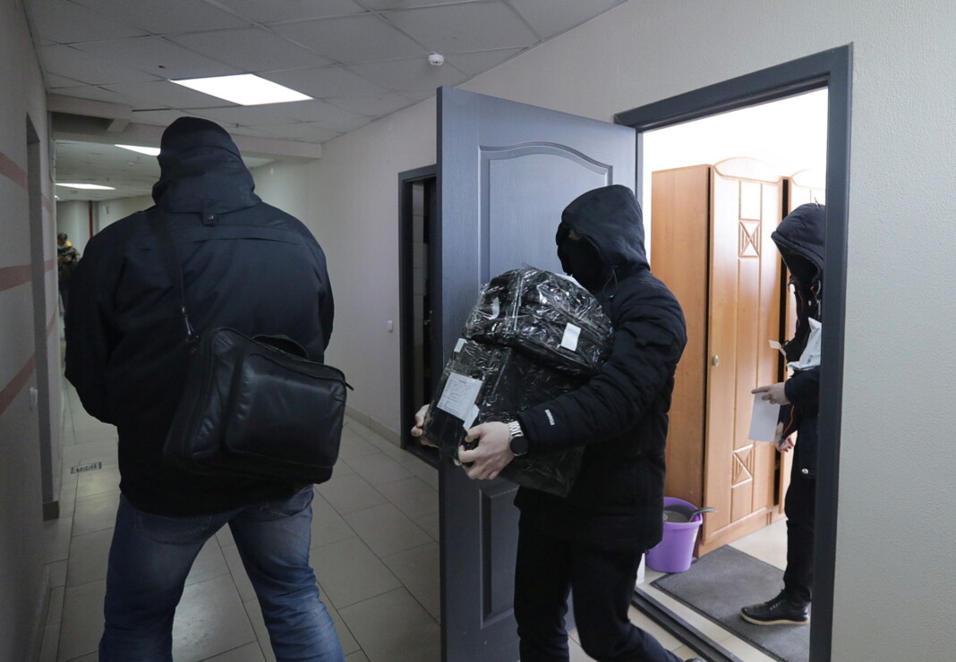 Hviterussiske politifolk fotografert under dagens razzia mot Belarusian Association of Journalists (BAJ) Hviterussiske politifolk fotografert under dagens razzia mot Belarusian Association of Journalists (BAJ)