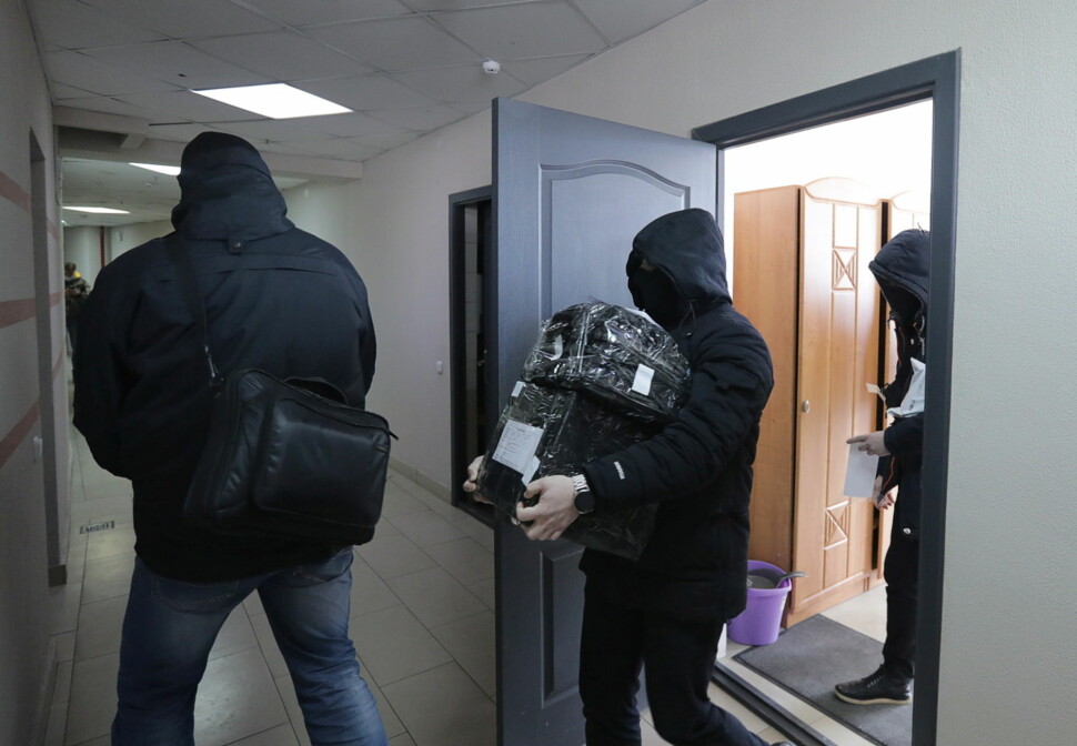 Hviterussiske politifolk fotografert under dagens razzia mot Belarusian Association of Journalists (BAJ)