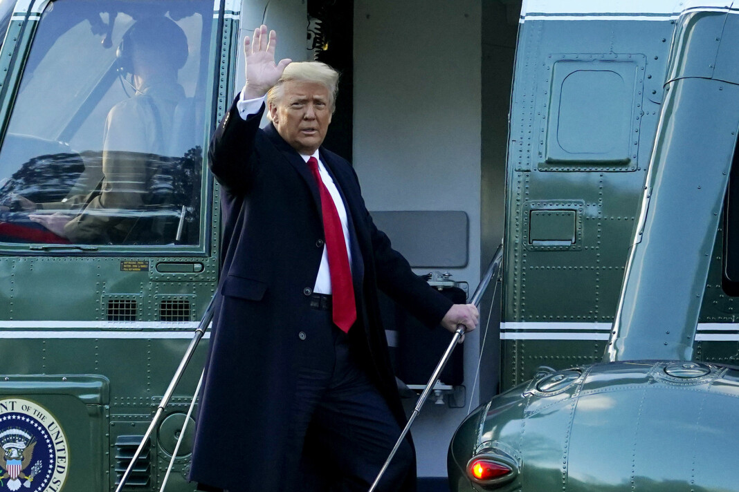 Donald Trump vinker i det han forlater Det hvite hus for godt 20. januar.